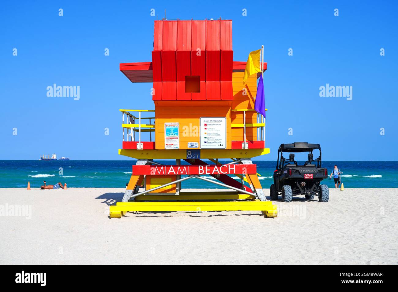 MIAMI BEACH, FL -26 APR 2021- chalet de station de secouriste Art déco coloré sur la plage de Miami Beach, Floride, à 8th Street. Banque D'Images