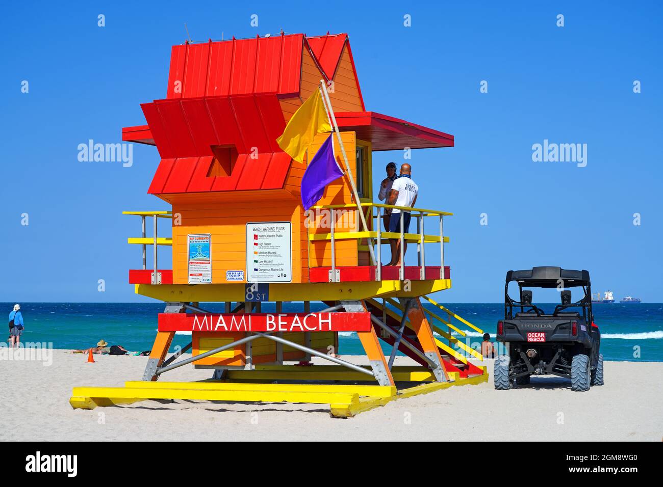 MIAMI BEACH, FL -26 APR 2021- chalet de station de secouriste Art déco coloré sur la plage de Miami Beach, Floride, à 8th Street. Banque D'Images