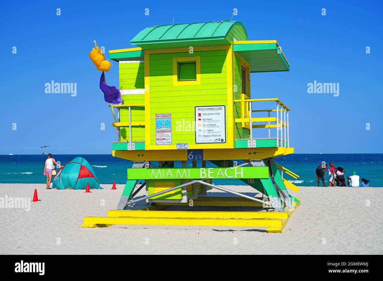 MIAMI BEACH, FL -26 APR 2021- chalet de station de secouriste art déco coloré sur la plage de Miami Beach, Floride, à 6th Street. Banque D'Images