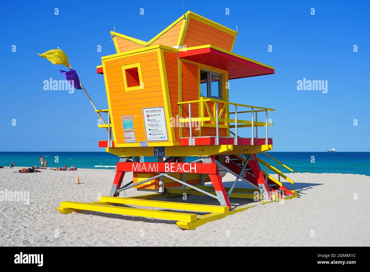MIAMI BEACH, FL -26 APR 2021- chalet de station de secouriste Art déco coloré sur la plage de Miami Beach, Floride, à 3rd Street. Banque D'Images