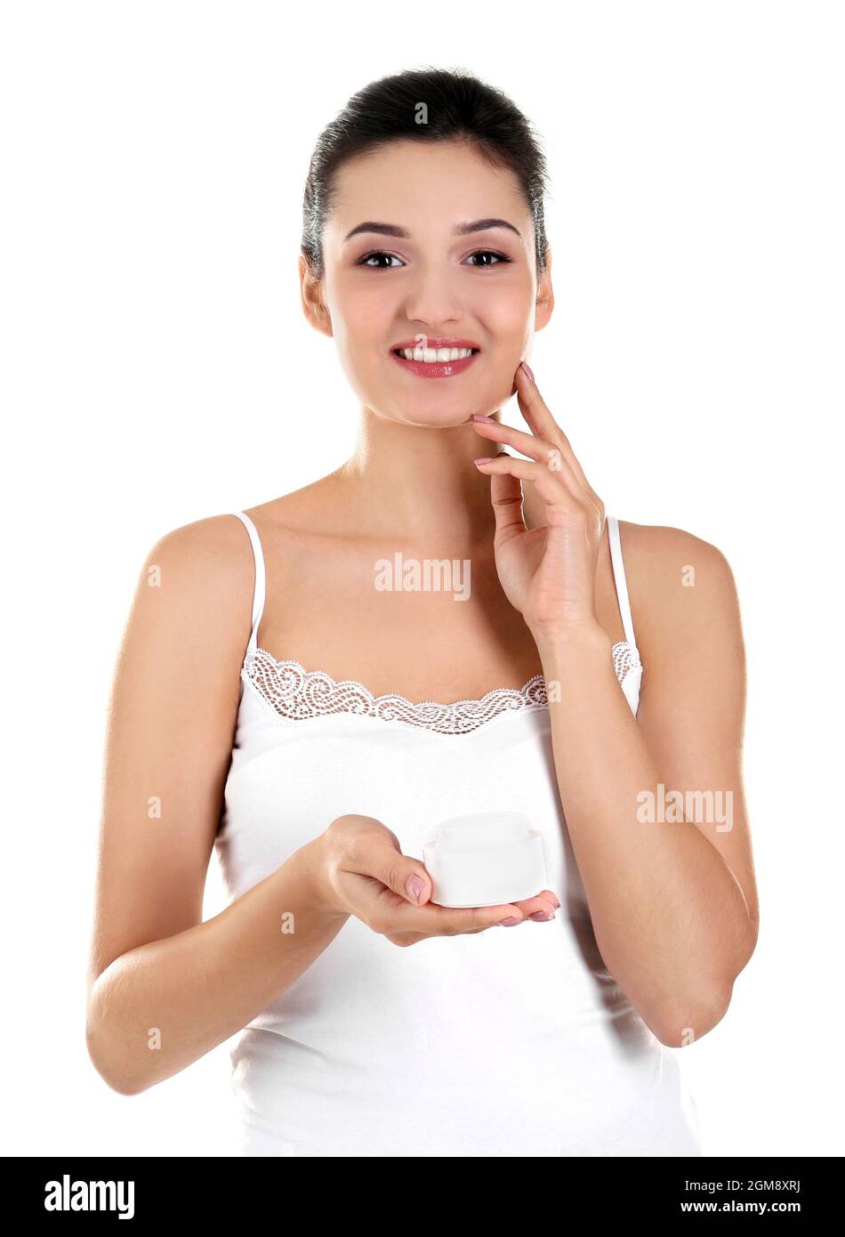 Jolie jeune femme avec pot de crème sur fond blanc Photo Stock - Alamy