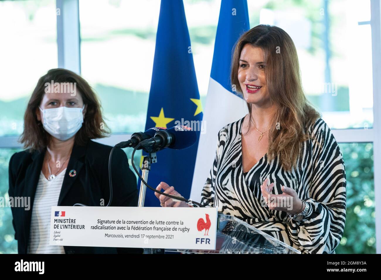 Marcoussis, France. 17 septembre 2021. Marlene Schiappa, ministre déléguée en charge de la citoyenneté, et Roxana Maracineanu, ministre française des Sports, visitent le centre national de formation du rugby français pour signer un accord entre le ministère de l'intérieur et la Fédération française de rugby sur la promotion des valeurs de la république et la lutte contre la radicalisation. Marcoussis, France, le 17 septembre 2021. Photo de Daniel Derajinski/ABACAPRESS.COM crédit: Abaca Press/Alay Live News Banque D'Images