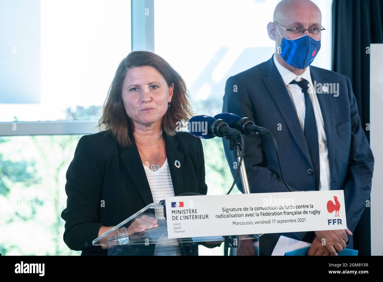 Marcoussis, France. 17 septembre 2021. Roxana Maracineanu, ministre des Sports de France, et Bernard Laporte, président de la Fédération française de rugby, visitent le centre d'entraînement national français de rugby pour signer un accord entre le ministère de l'intérieur et la Fédération française de rugby sur la promotion des valeurs de la république et la lutte contre la radicalisation. Marcoussis, France, le 17 septembre 2021. Photo de Daniel Derajinski/ABACAPRESS.COM crédit: Abaca Press/Alay Live News Banque D'Images