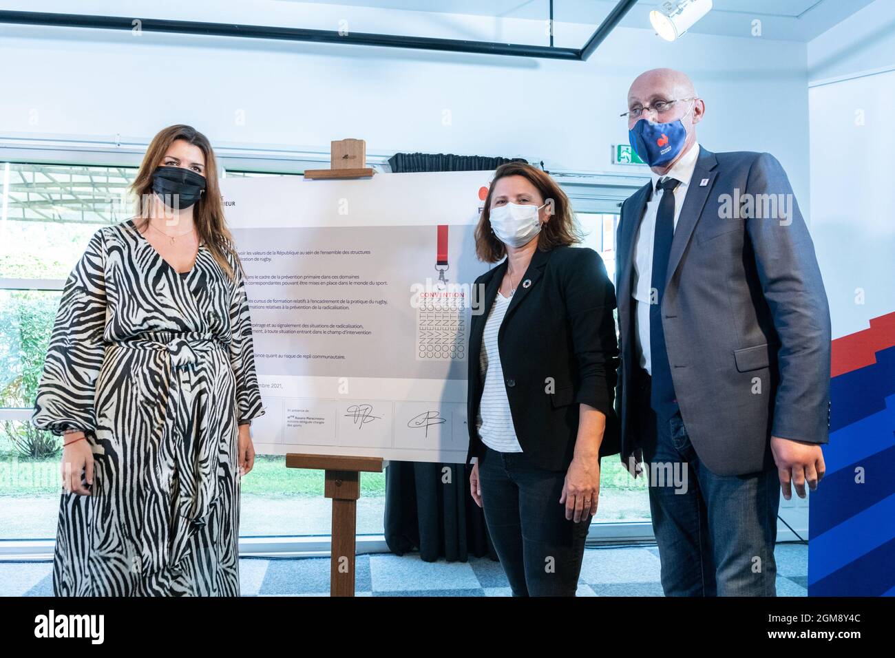 Marcoussis, France. 17 septembre 2021. Marlene Schiappa, déléguée du ministre en charge de la citoyenneté, Bernard Laporte, président de la Fédération française de rugby et Roxana Maracineanu, ministre française des Sports, Visitez le centre national de rugby français pour signer un accord entre le ministère de l'intérieur et la Fédération française de rugby sur la promotion des valeurs de la république et la lutte contre la radicalisation. Marcoussis, France, le 17 septembre 2021. Photo de Daniel Derajinski/ABACAPRESS.COM crédit: Abaca Press/Alay Live News Banque D'Images