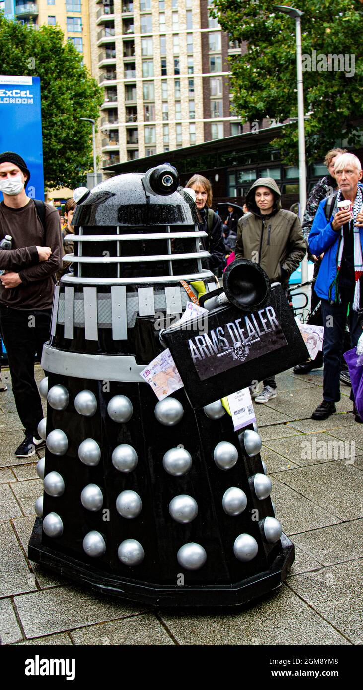 Londres, Royaume-Uni - 14 septembre 2022: Des activistes et des manifestants manifestent pacifiquement devant le centre Excel pendant la foire aux armes. Banque D'Images