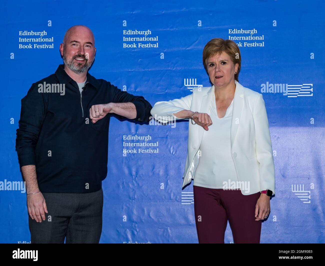 Auteur Douglas Stuart et le premier ministre Nicola Sturgeon saluent le coude au festival international du livre d'Édimbourg, Écosse, Royaume-Uni Banque D'Images