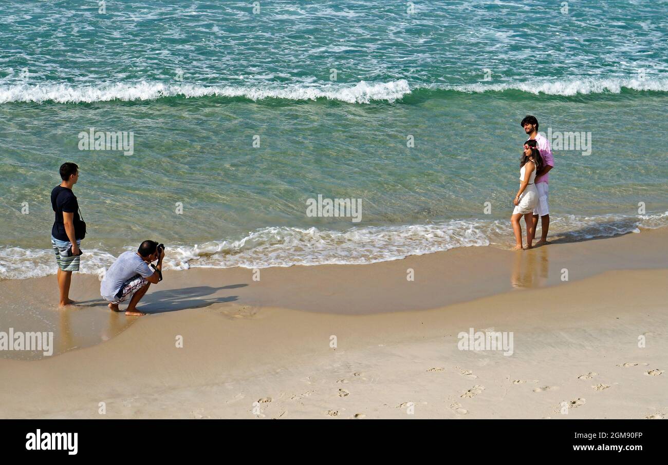 RIO DE JANEIRO, BRÉSIL - 14 NOVEMBRE 2015 : photographe professionnel dans la section photo avec couple de mariage à la plage de Barra da Tijuca Banque D'Images