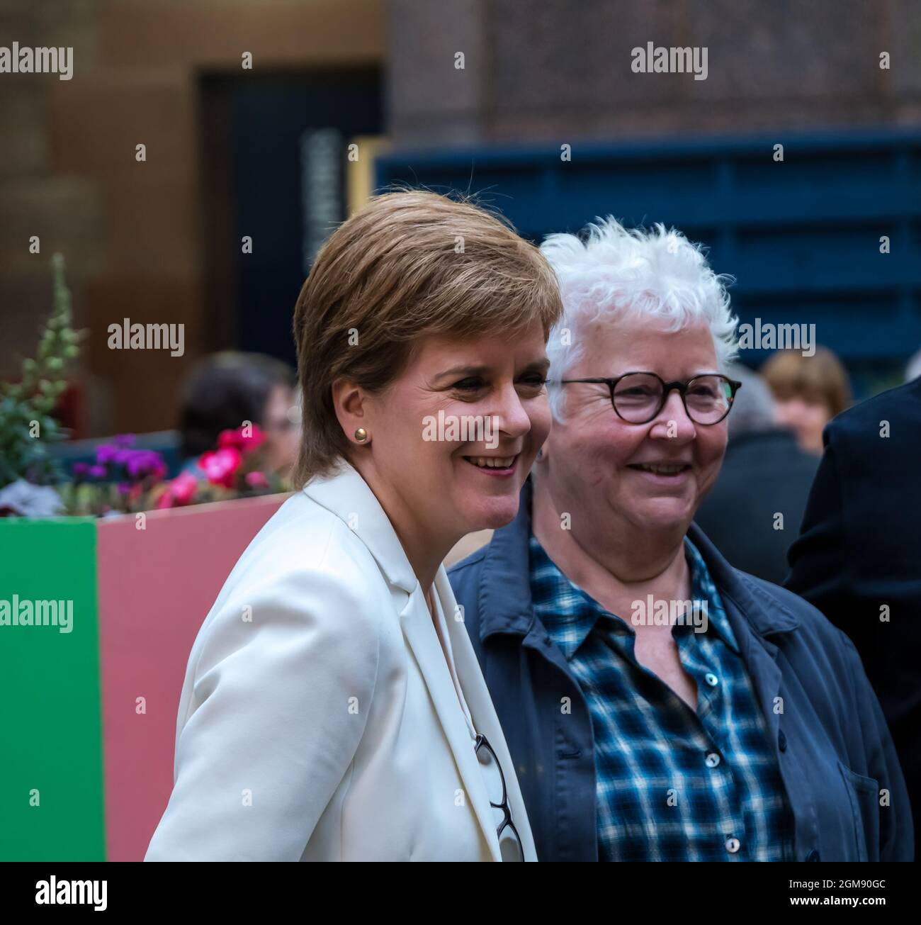 Premier ministre Nicola Sturgeon et auteur de crimes écossais Val McDermid au festival international du livre d'Édimbourg, Écosse, Royaume-Uni Banque D'Images