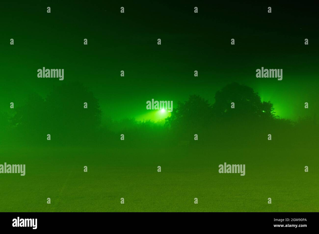 Un concept de vision de nuit verte d'une nuit de brouillard effrayante dans la campagne Banque D'Images