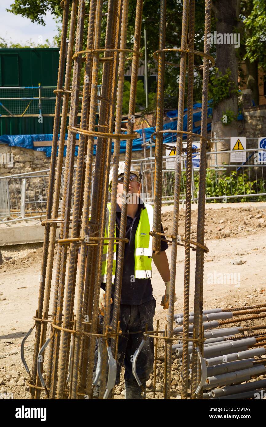 Un engin de piquage utilisé dans la construction de fondations pour un bâtiment Banque D'Images