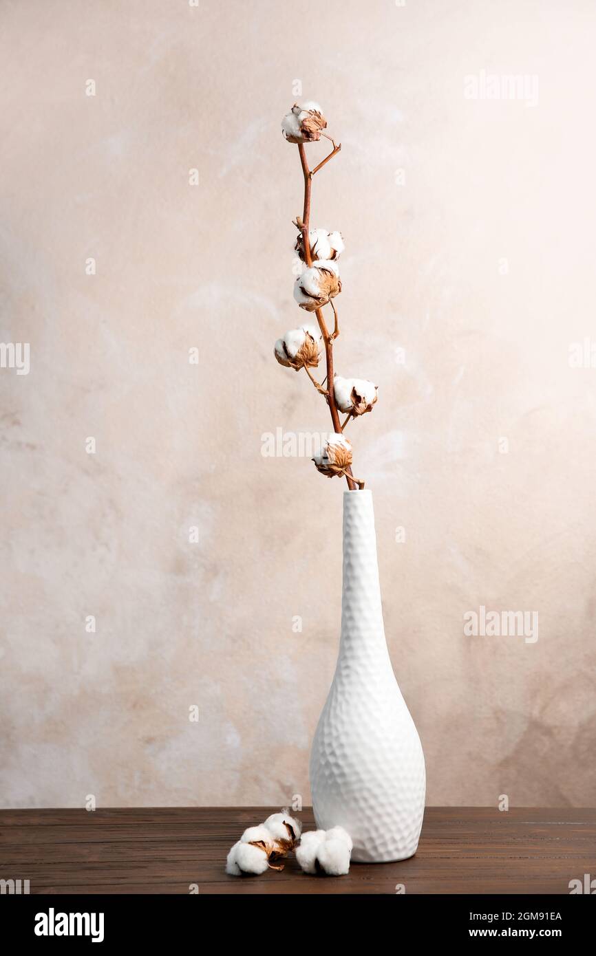 Fleurs de coton dans vase sur table Photo Stock - Alamy