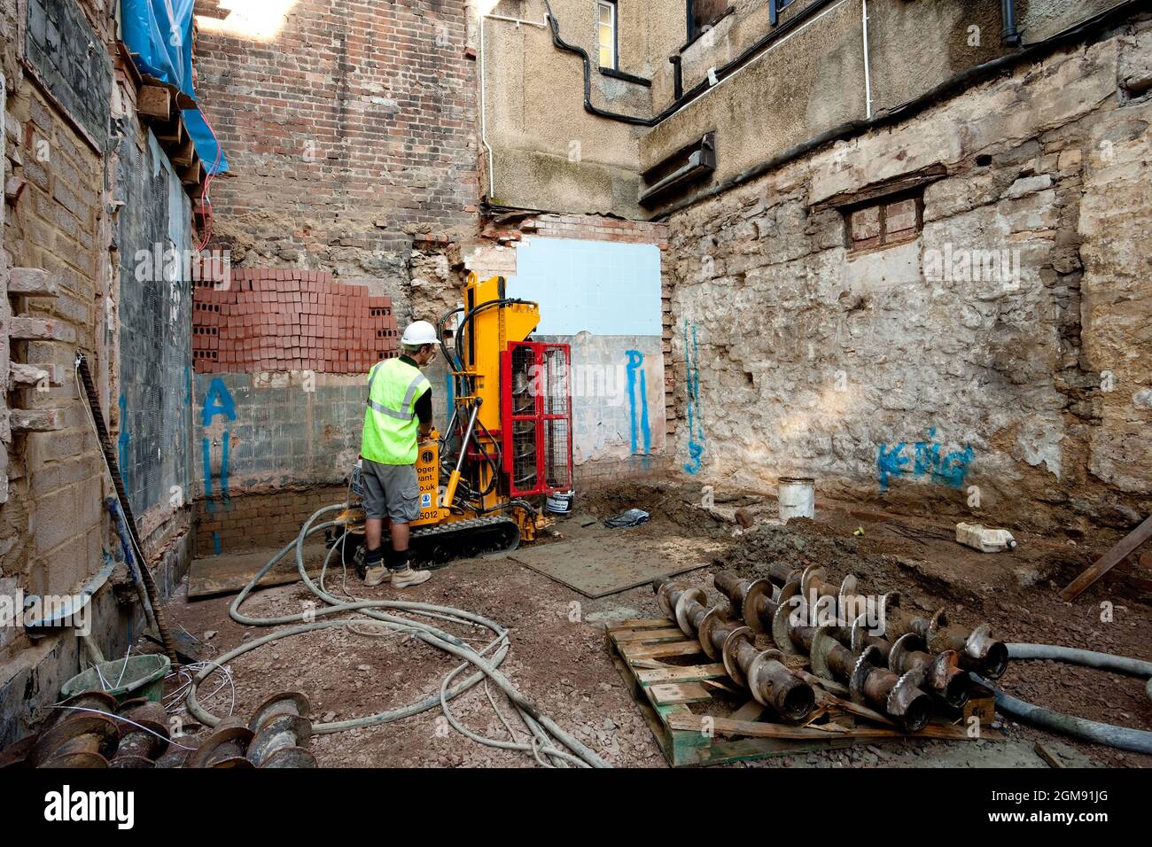 Un engin de piquage utilisé dans la construction de fondations pour un bâtiment Banque D'Images