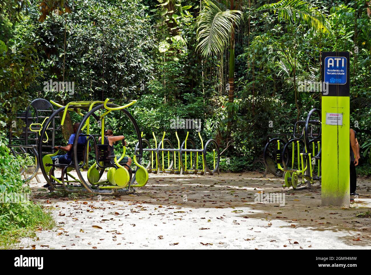 RIO DE JANEIRO, BRÉSIL - 21 DÉCEMBRE 2019 : les personnes s'exerçant sur des équipements publics au parc public 'Bosque da Freguesia', dans le quartier de Jacarepagua Banque D'Images