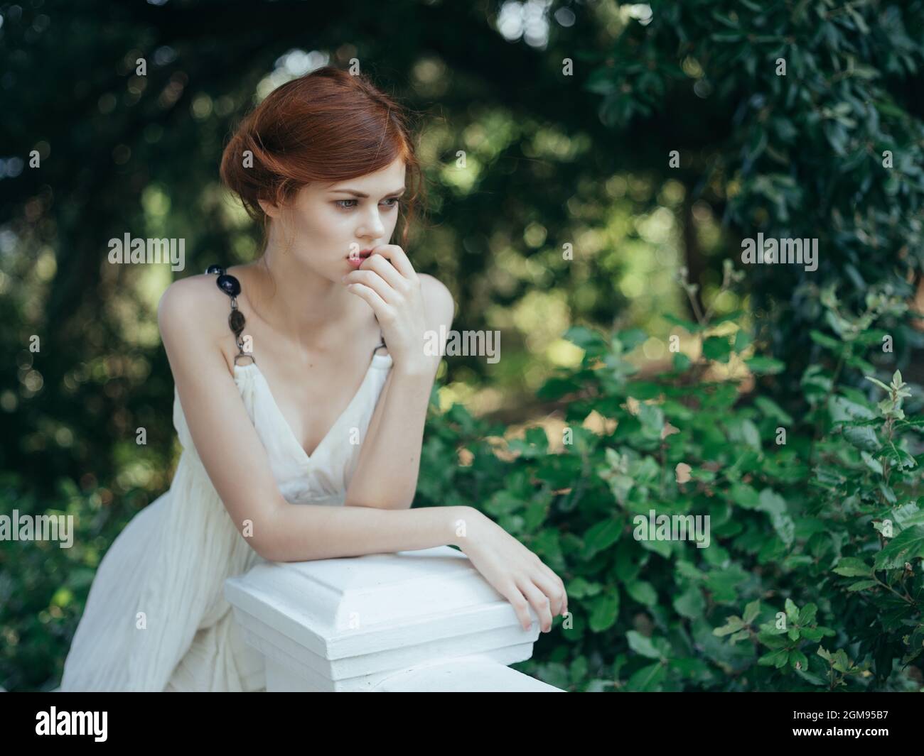 jolie femme robe blanche feuilles vert glamour modèle Photo Stock - Alamy