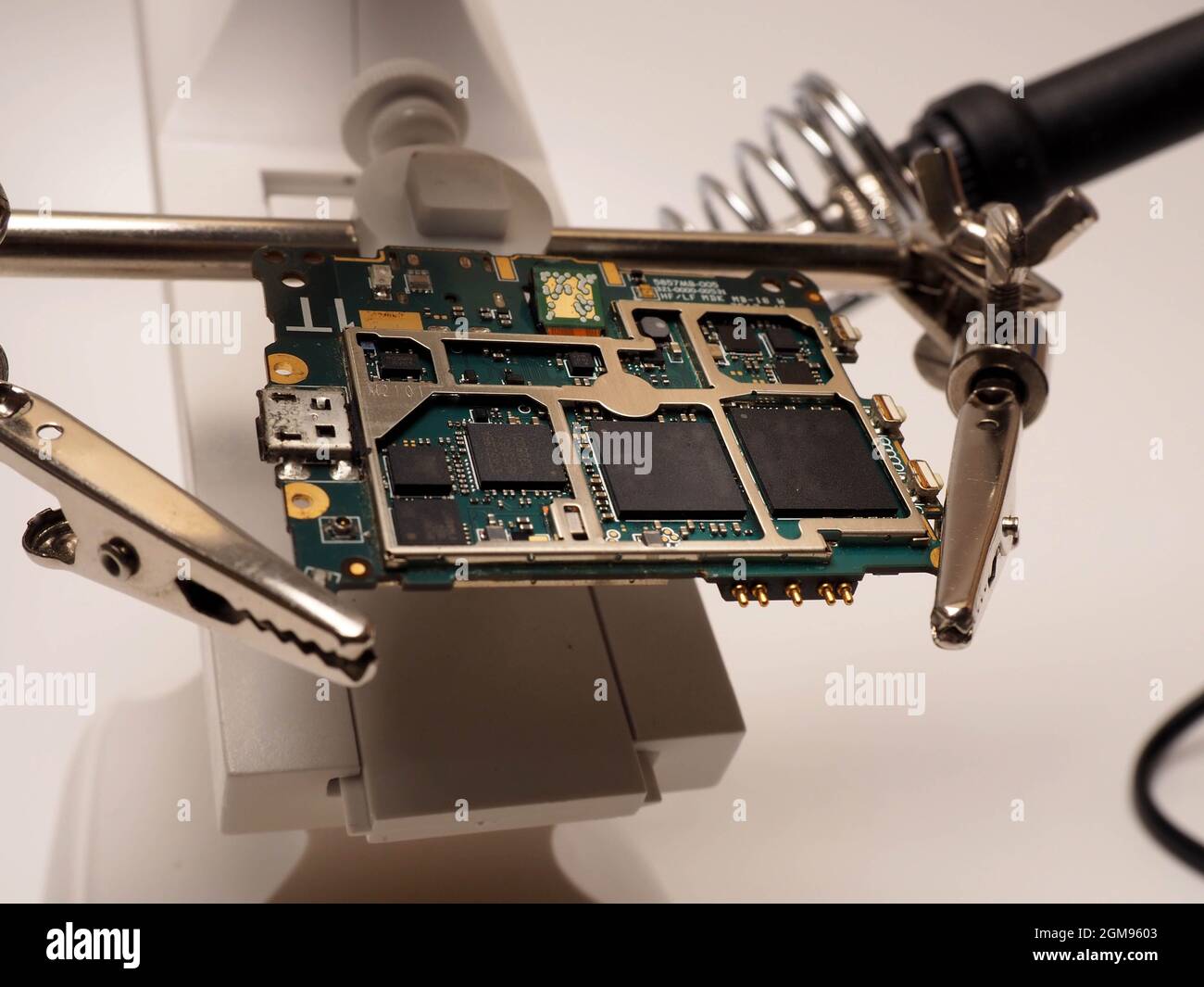 Gros plan d'une carte de circuit imprimé (PCB) reposant sur un support — free download