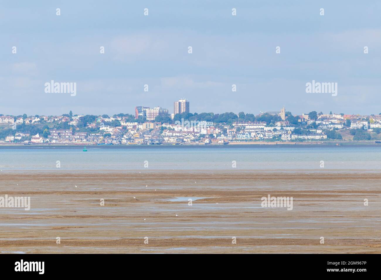 Rive nord de l'estuaire de la Tamise, vue de tous les Hallows dans le Kent, montrant Leigh-on-Sea dans l'Essex lors d'un après-midi de septembre brillant à Low Tide Banque D'Images