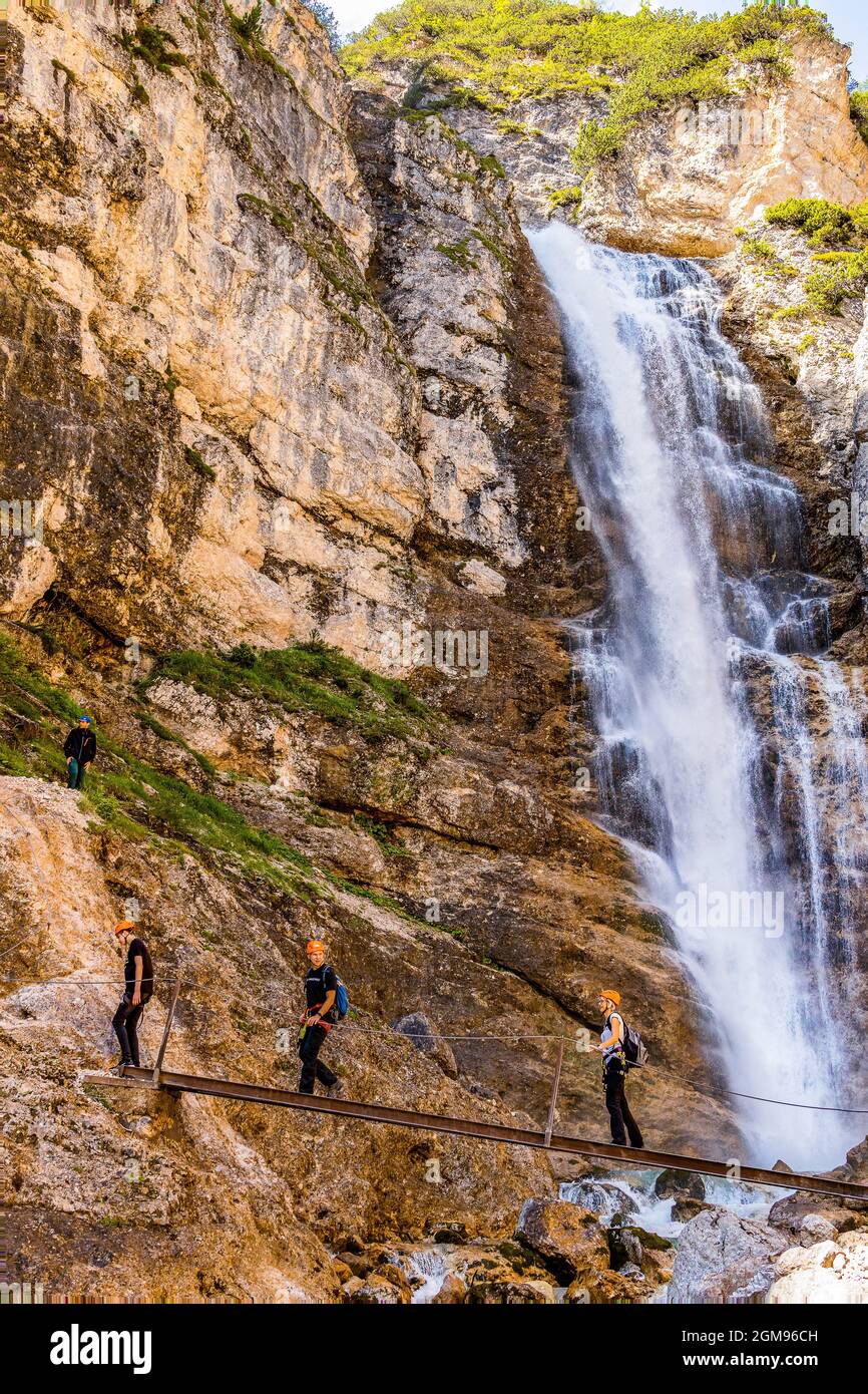 Dolomiti le cascate di Fanes - Escursionisti lungo la Ferrata G. Barbara |Dolomites les cascades de Fanes - randonneurs le long de la Ferrata G. Barbara Banque D'Images