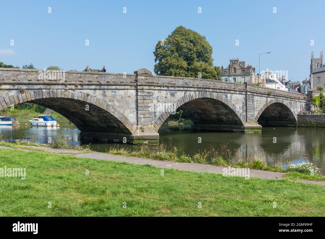 La rivière Dart passe sous l'ancien pont en pierre de Bridgetown, dans la ville marchande de Totnes, South Hams, Devon Banque D'Images