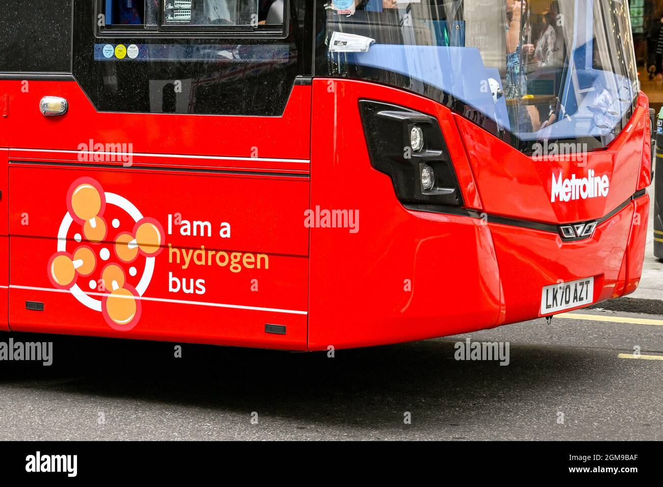 Londres, Angleterre - août 2021 : panneau sur le côté d'un bus londonien entièrement alimenté par le gaz hydrogène. Banque D'Images