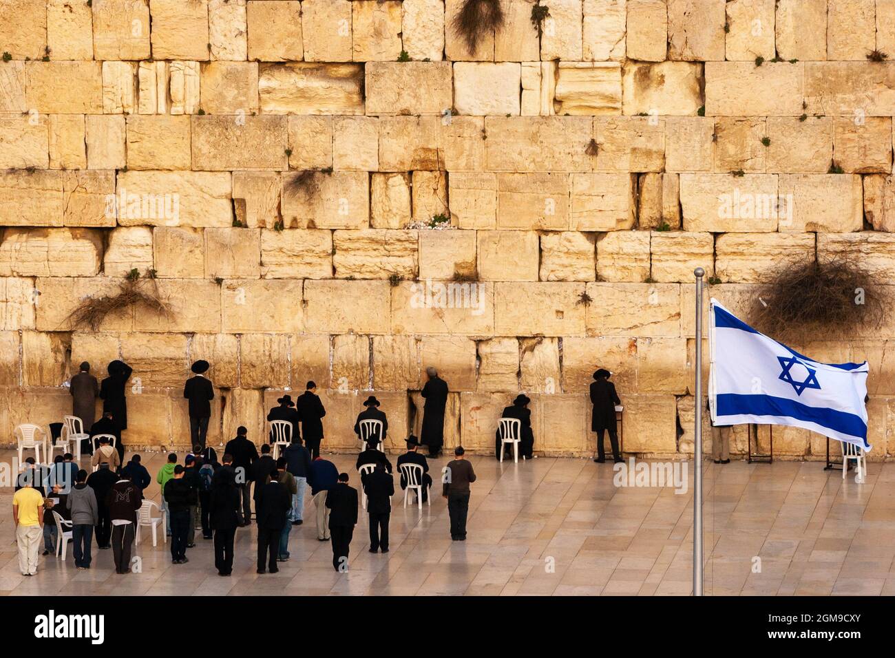 Les adorateurs juifs prient au mur occidental de Wailing à Jérusalem, en Israël. 24 janvier 2011 Banque D'Images