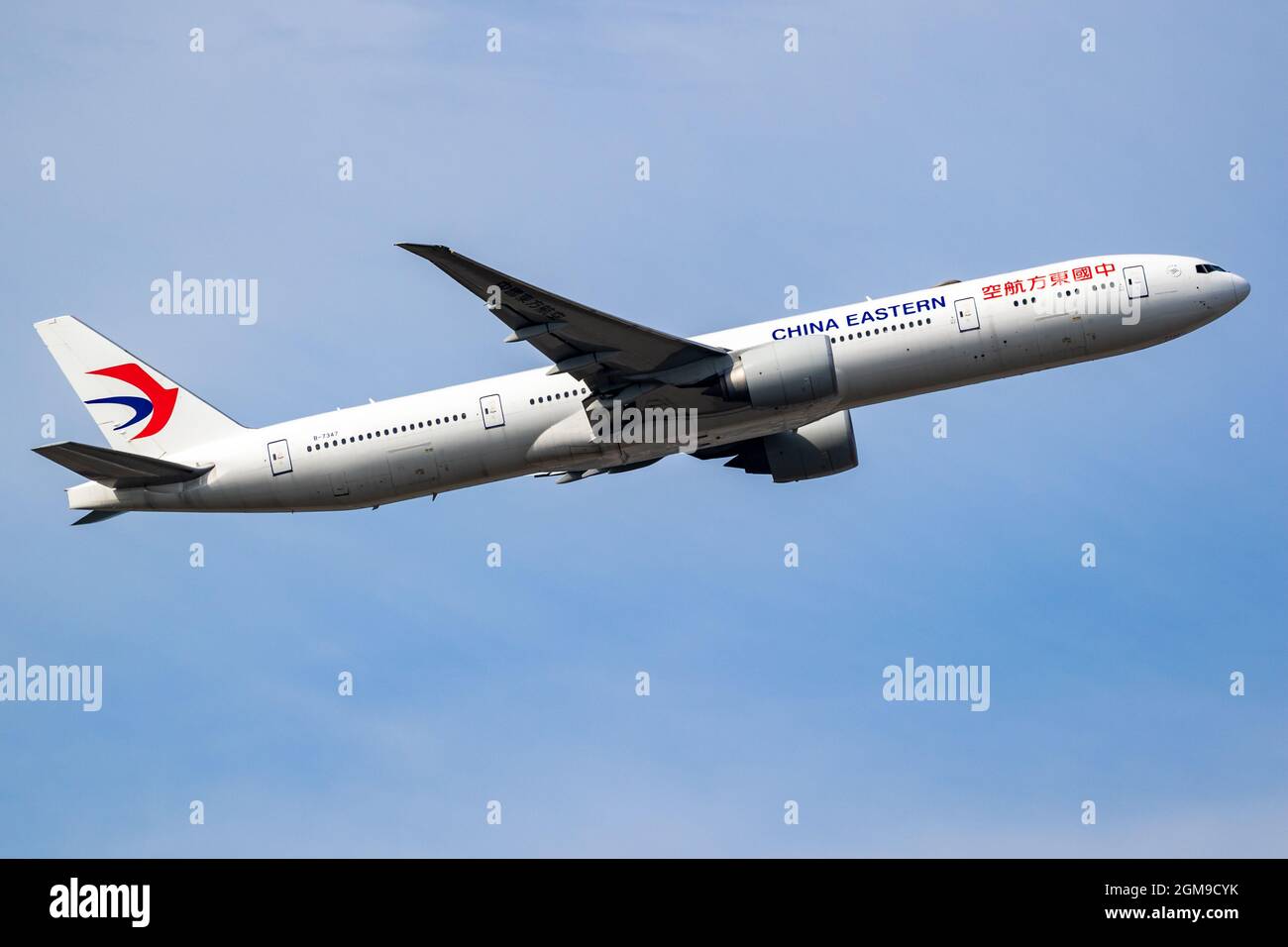China Eastern Airlines Boeing 777-39PER avion de passagers décollage de l'aéroport de Francfort-sur-le-main. Allemagne - 7 septembre 2021 Banque D'Images
