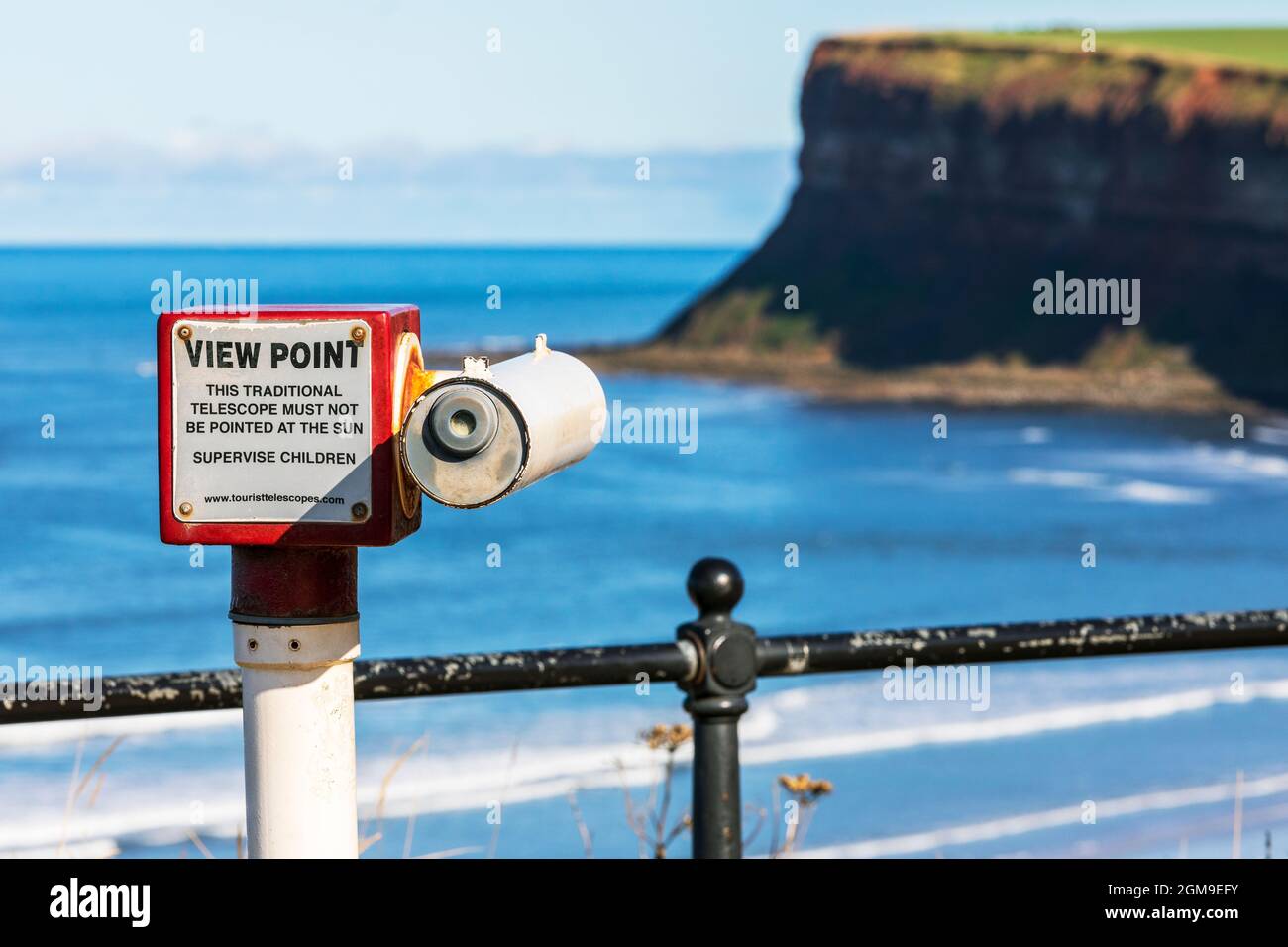 Vue vers la réserve naturelle de Hunt Cliff, les plus hautes falaises de la côte nord-est de l'Angleterre et une célèbre colonie d'oiseaux de mer, sur la plage de Saltburn Banque D'Images