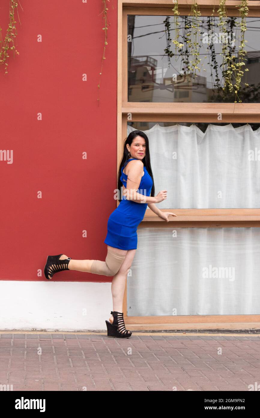 Une femme avec une jambe prothétique est heureuse, malgré son état Banque D'Images