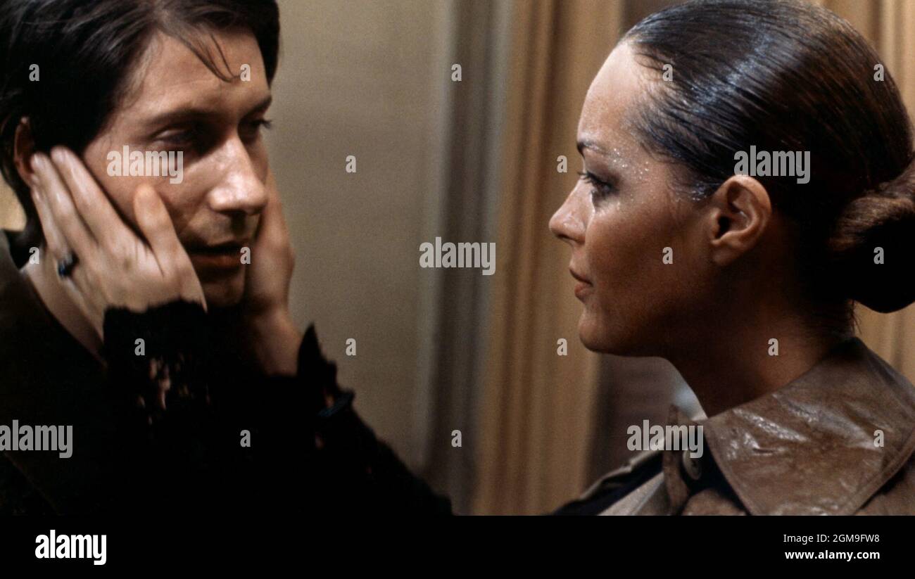 ROMY SCHNEIDER et JACQUES DUTRONC dans CE QUI EST LE PLUS IMPORTANT : L'AMOUR (1974) -titre original : l'IMPORTANT c'est d'AIMER-, réalisé par ANDRZEJ ZULAWSKI. Credit: ALBINA PRODUCTIONS S.a.r.l / Album Banque D'Images