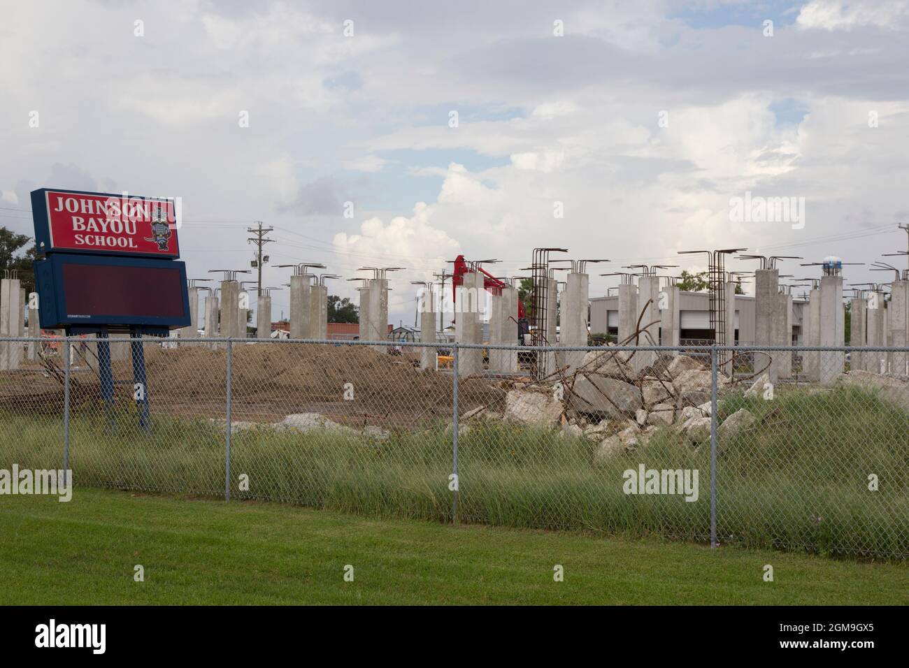 Des embarcadères de tempête sont en construction pour l'école secondaire Johnson Bayou en 2013. L'école a ouvert ses portes en 2015 et a subi des dommages causés par les ouragans qui ont suivi. Banque D'Images