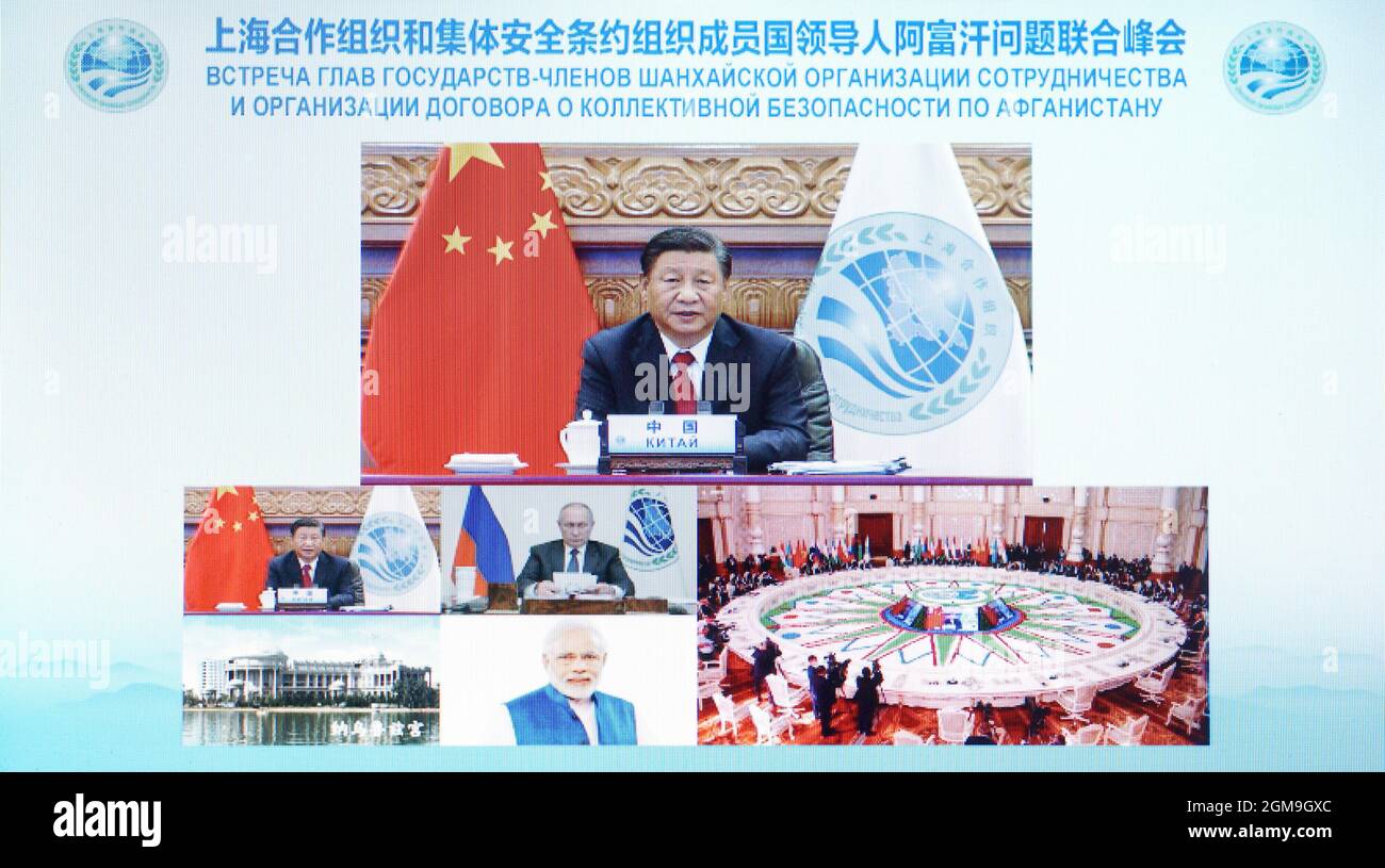 Pékin, Chine. 17 septembre 2021. Le président chinois Xi Jinping assiste à un sommet conjoint des dirigeants de l'Organisation de coopération de Shanghai (OCS) et des États membres de l'Organisation du Traité de sécurité collective (OSTO) sur la question de l'Afghanistan et prononce un discours important par liaison vidéo à Beijing, capitale de la Chine, le 17 septembre 2021. Credit: Liu Bin/Xinhua/Alay Live News Banque D'Images