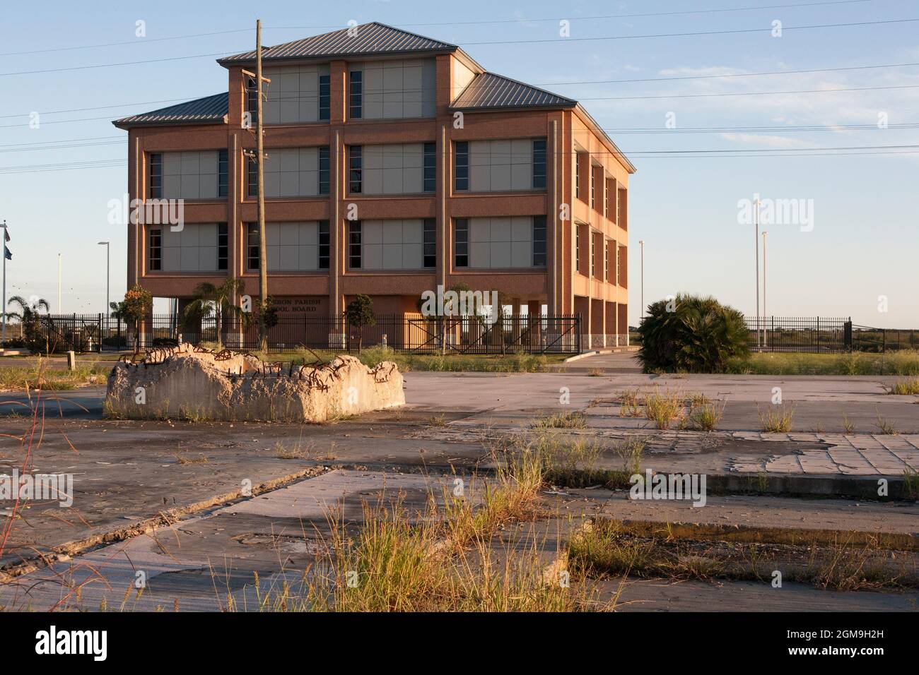 Le bâtiment du conseil scolaire de la paroisse de Cameron représente une nouvelle construction à Cameron depuis que l'ouragan Ike a dévasté la ville en 2008. Mais beaucoup de dalles vides Banque D'Images