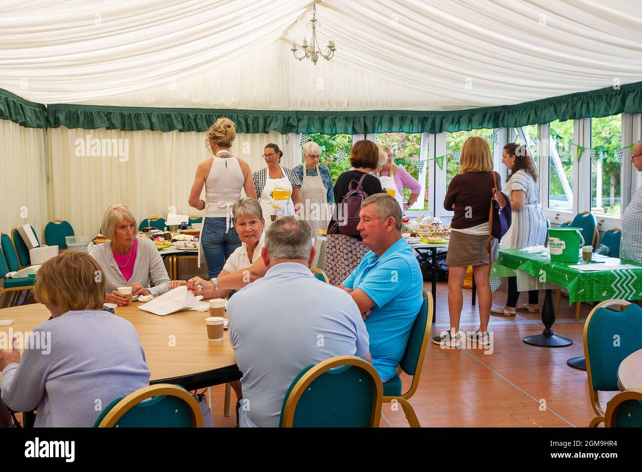 Englefield Green, Egham, Royaume-Uni. 17 septembre 2021. Le personnel de Savill Garden et les résidents vivant dans les maisons de Windsor Great Park ont tenu leur 7e Macmillan cancer support Coffee Morning aujourd'hui dans le domaine de Savill Garden. Depuis le début des matinées du café, les boulangers à gâteaux ont amassé plus de 8k £ pour MacMillan cancer. L'événement de l'année dernière a dû être annulé en raison de Covid-19. Crédit : Maureen McLean/Alay Live News Banque D'Images