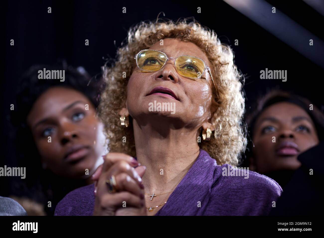 Les membres de l'auditoire écoutent pendant que le président Barack Obama fait des remarques lors d'une réception à Atlanta, en Géorgie, le 16 mars 2012. (Photo officielle de la Maison Blanche par Pete Souza) cette photo officielle de la Maison Blanche est disponible uniquement pour publication par les organismes de presse et/ou pour impression personnelle par le(s) sujet(s) de la photo. La photographie ne peut être manipulée d'aucune manière et ne peut pas être utilisée dans des documents commerciaux ou politiques, des publicités, des courriels, des produits, des promotions qui, de quelque manière que ce soit, suggèrent l'approbation ou l'approbation du Président, de la première famille ou de la Maison Blanche. Banque D'Images