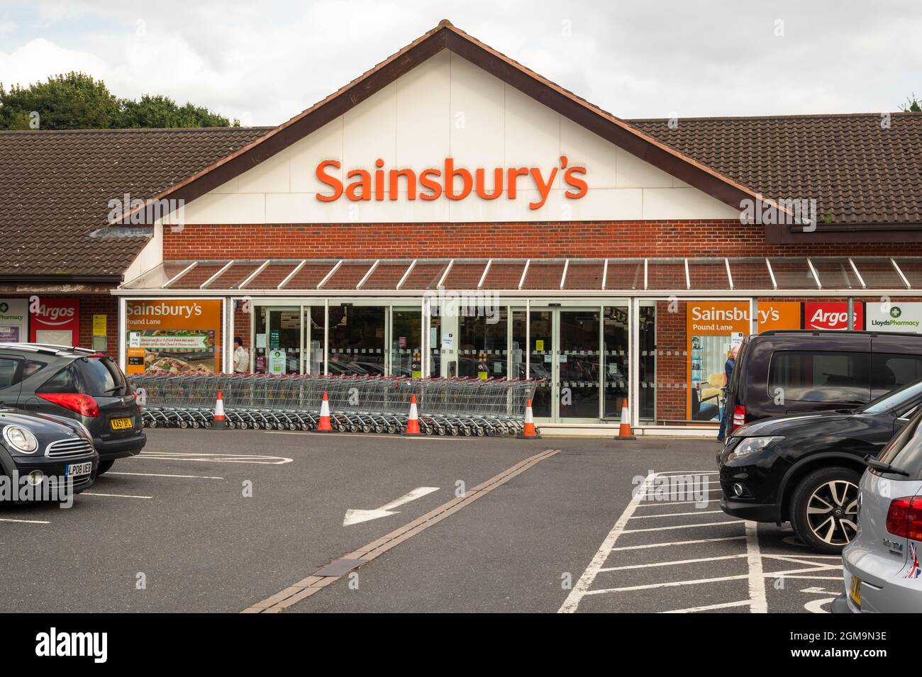 Sainsburys entrée du supermarché Pound Lane Norwich Norfolk avec des chariots à l'avant Banque D'Images