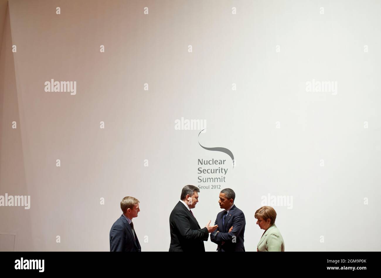 Le président Barack Obama s'entretient avec le président ukrainien Viktor Ianoukovitch lors d'un retrait lors du Sommet sur la sécurité nucléaire au Centre Coex de Séoul, République de Corée, le 27 mars 2012. (Photo officielle de la Maison Blanche par Pete Souza) cette photo officielle de la Maison Blanche est disponible uniquement pour publication par les organismes de presse et/ou pour impression personnelle par le(s) sujet(s) de la photo. La photographie ne peut être manipulée d'aucune manière et ne peut pas être utilisée dans des documents commerciaux ou politiques, des publicités, des courriels, des produits, des promotions qui, de quelque manière que ce soit, suggèrent une approbation ou des fins Banque D'Images