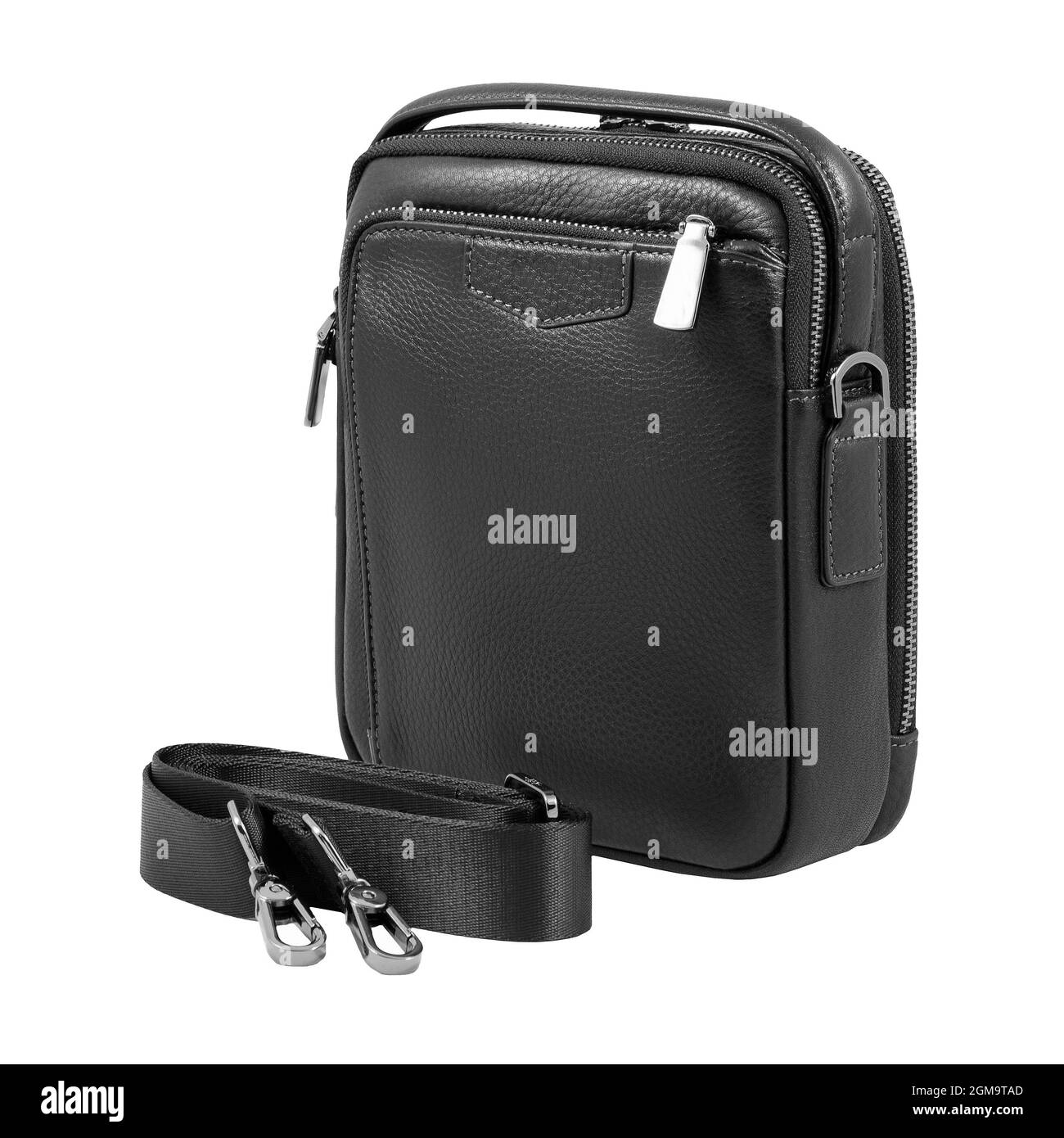 Sac en cuir noir pour hommes avec ceinture isolée sur fond blanc. Banque D'Images