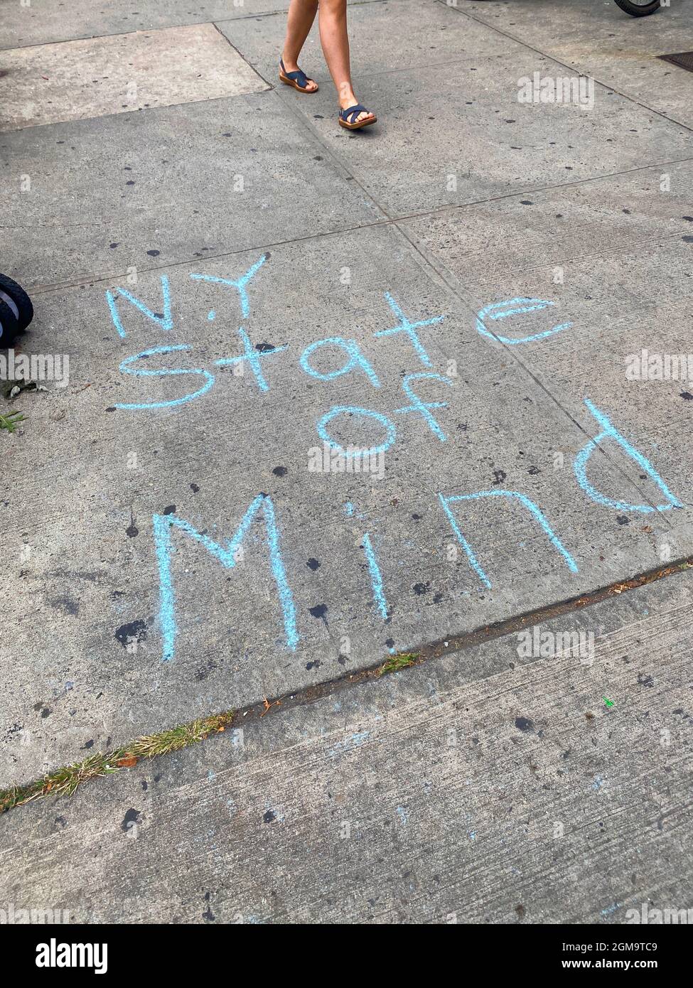 NY State of Mind écrit en craie sur un trottoir à Brooklyn. Banque D'Images