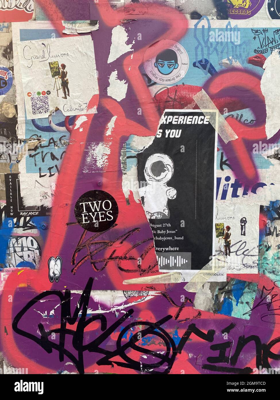 On a trouvé des œuvres d'art sur le mur, le graffiti, la peinture et les affiches Brooklyn, NY. Banque D'Images