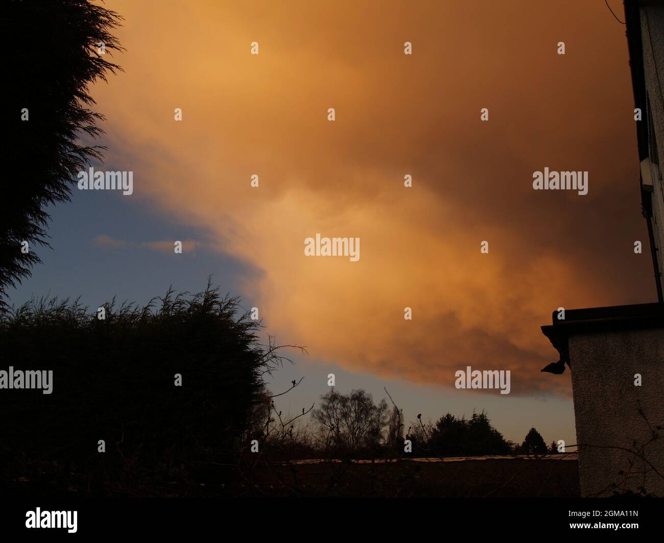 « Flying soucoupe » Cumulonimbus nuages au coucher du soleil après la ligne de tempêtes. Banque D'Images