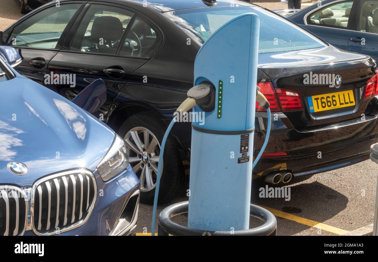 Points de recharge de voitures électriques à l'extérieur des concessionnaires automobiles BMW de Marsh Barton, Exeter, Devon, Royaume-Uni Banque D'Images