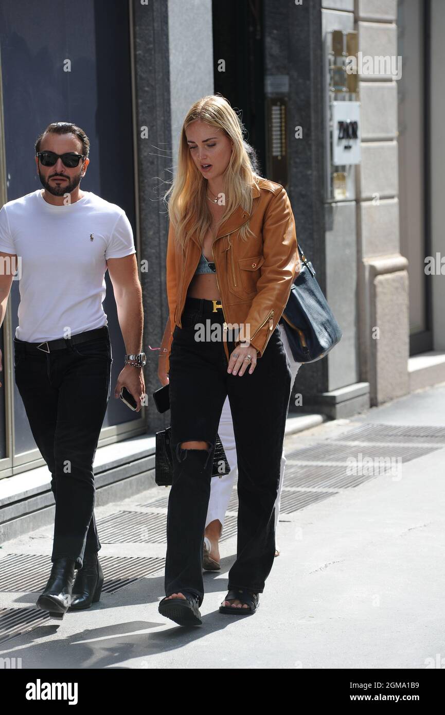 Milan, . 17 septembre 2021. Milan, 09/17/2021 Chiara Ferragni arrive dans  le centre pour faire du shopping - la journée est chaude et elle décide de  retirer sa veste, restant pratiquement dans