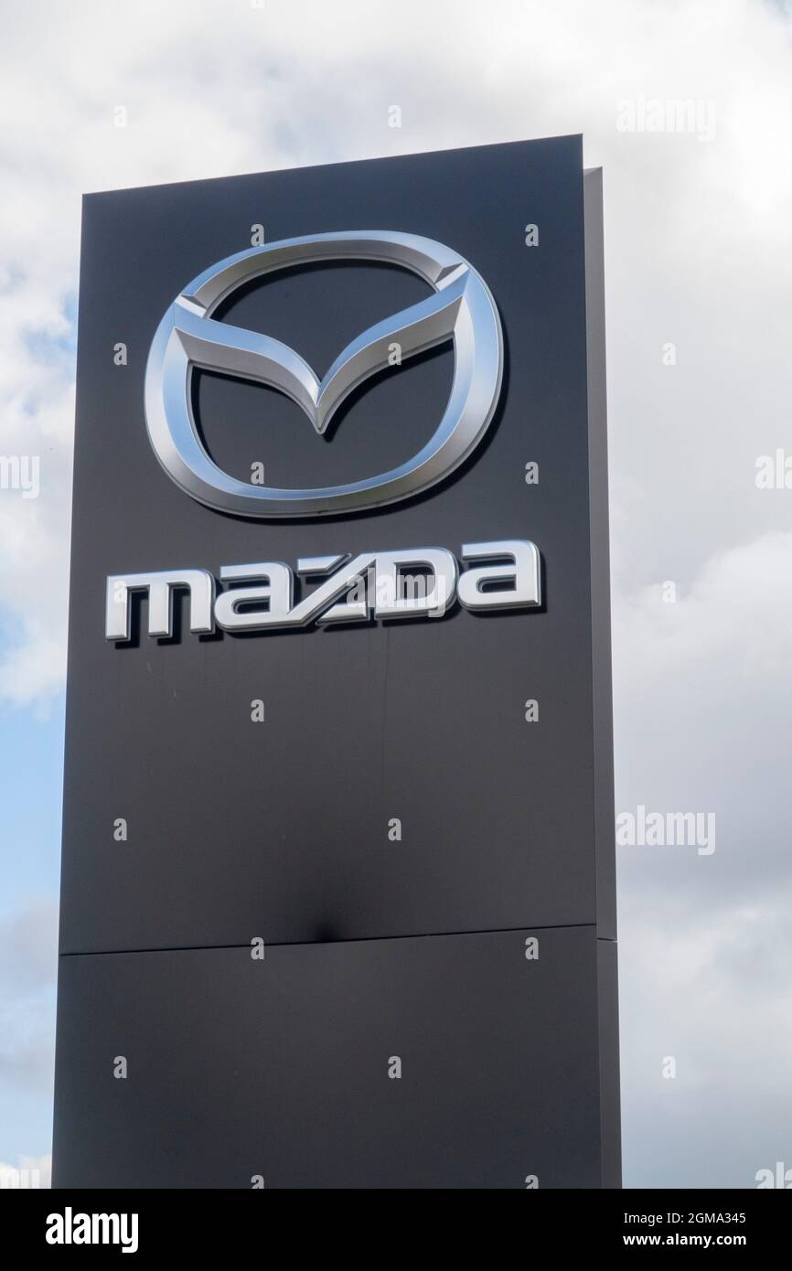 Logo et enseigne Mazda à l'extérieur de la salle d'exposition du concessionnaire, Exeter Banque D'Images