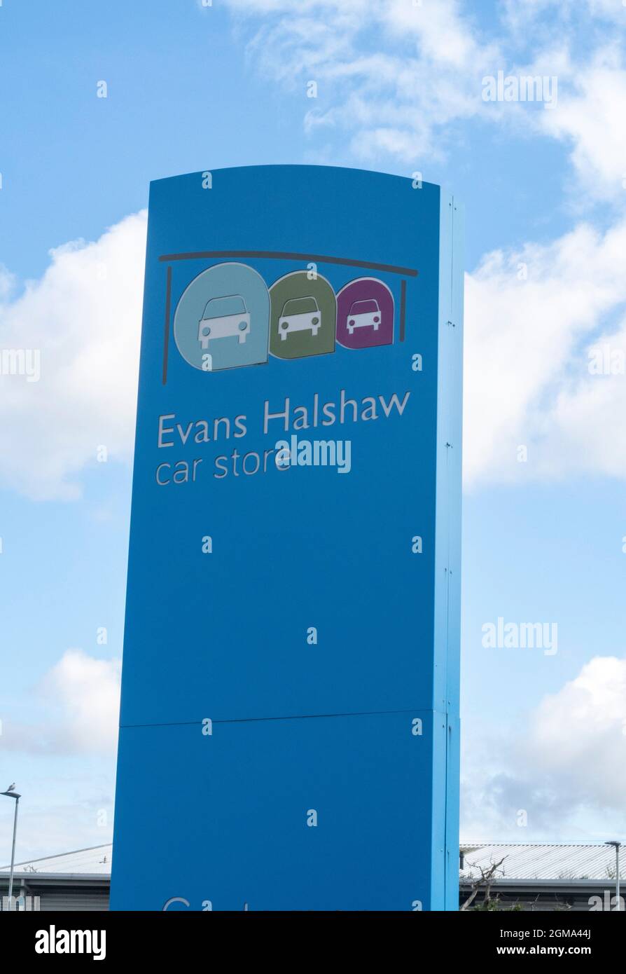 Logo et enseigne de voiture Evans Halshaw à l'extérieur de la salle d'exposition du concessionnaire automobile, Exeter. Magasin de voitures, Banque D'Images