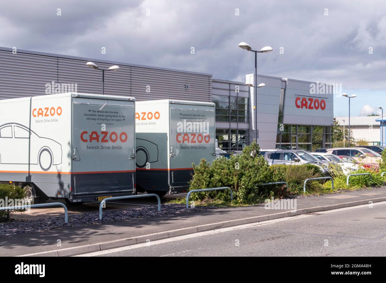 Véhicules de livraison de Cazoo dans la salle d'exposition de Cazoo, centre de clientèle, concessionnaire en ligne, Marsh Barton, Exeter. Ventes de voitures. Banque D'Images