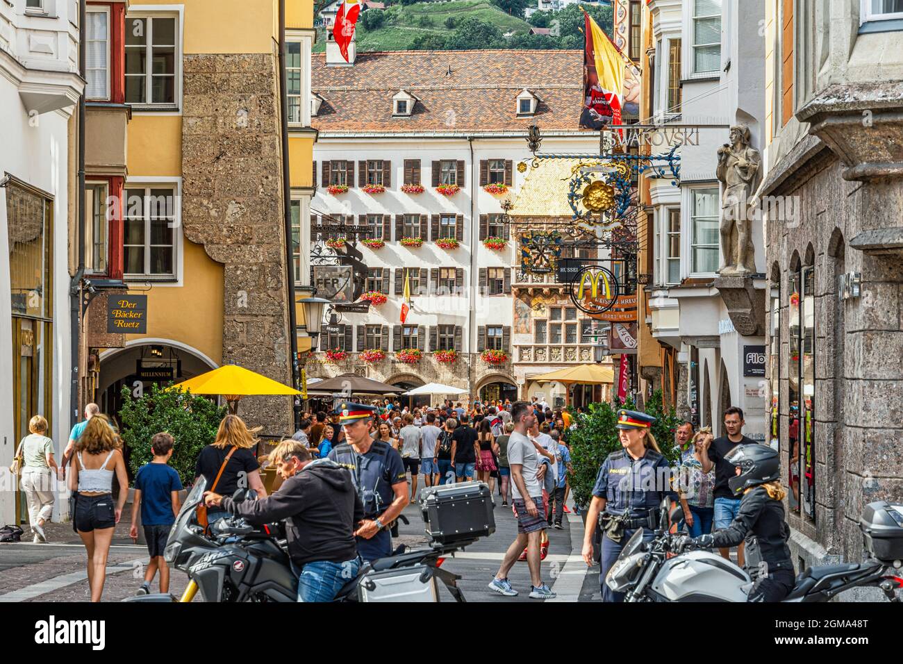 Les touristes qui flânent visitent le toit d'or, Goldenes Dachl, et les maisons pittoresques décorées sur Herzog-Friedrich-Strasse. Innsbruck, Tyrol, Autriche Banque D'Images