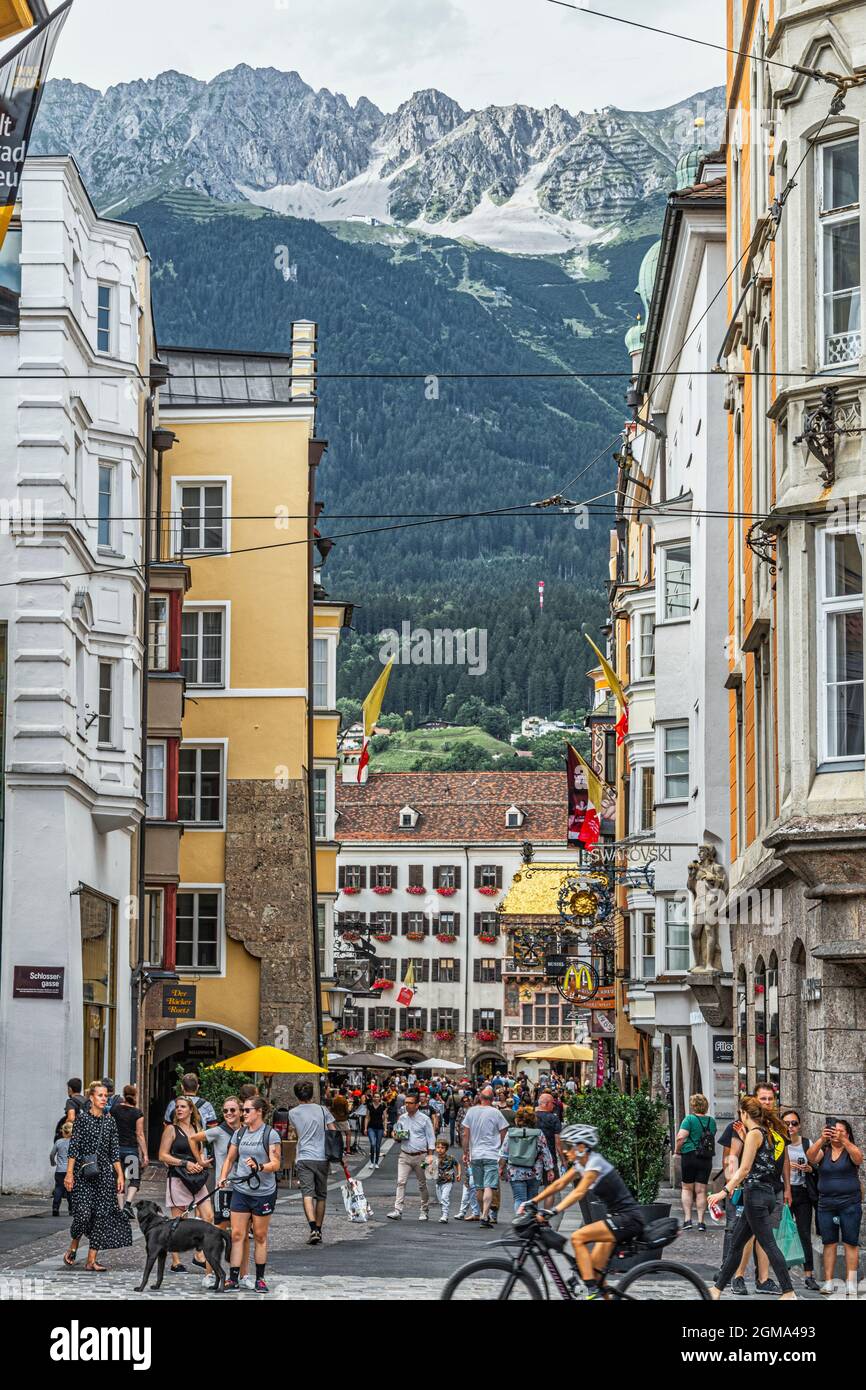 Les touristes qui flânent visitent le toit d'or, Goldenes Dachl, et les maisons pittoresques décorées sur Herzog-Friedrich-Strasse. Innsbruck, Tyrol, Autriche Banque D'Images