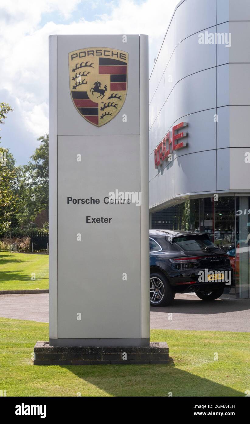 Concessionnaire Porsche.logo Porsche et panneau extérieur de la salle d'exposition du concessionnaire Porsche,Exeter Banque D'Images