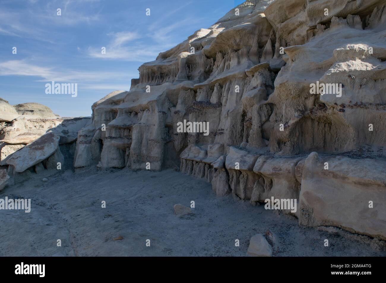 Le mur jutting est mis en évidence par une multitude de colonnes et de rideaux en grès créant un design élaboré Banque D'Images