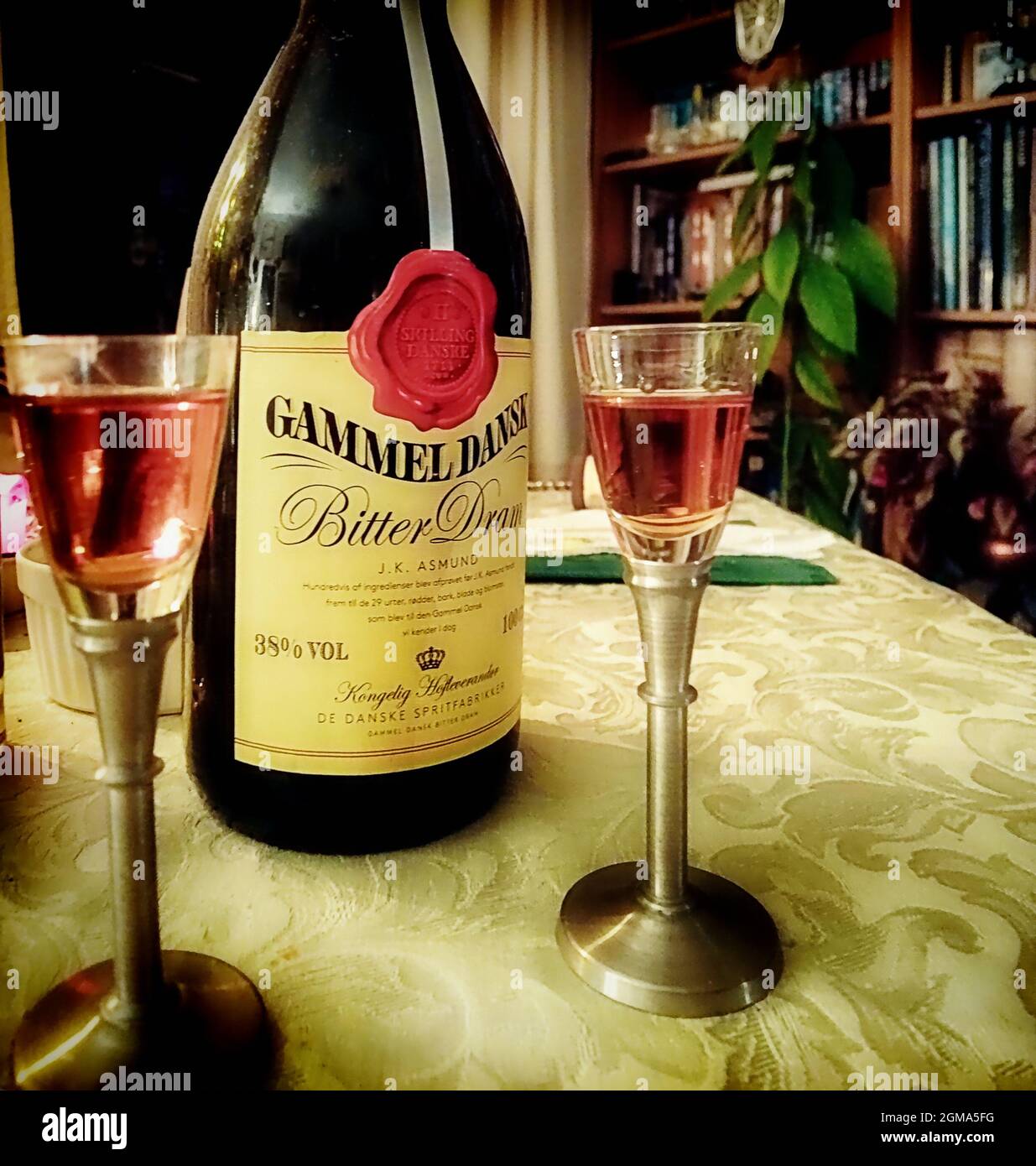 Après le dîner à la maison, une photo de Gammel Dansk, célèbre liqueur amère danoise Banque D'Images