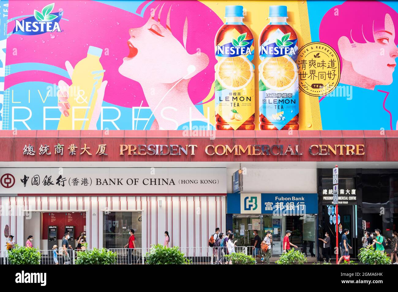 Hong Kong, Chine. 17 septembre 2021. Une bannière commerciale de la marque suisse de thé glacé et de boissons pop Nestea, fabriquée par la Coca-Cola Company et distribuée par Nestlé, est visible à Hong Kong. (Photo de Budrul Chukrut/SOPA Images/Sipa USA) crédit: SIPA USA/Alay Live News Banque D'Images